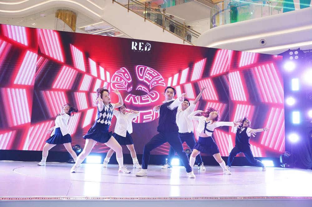 549.Hinh 6  Nhom RED-ISB Dance Club