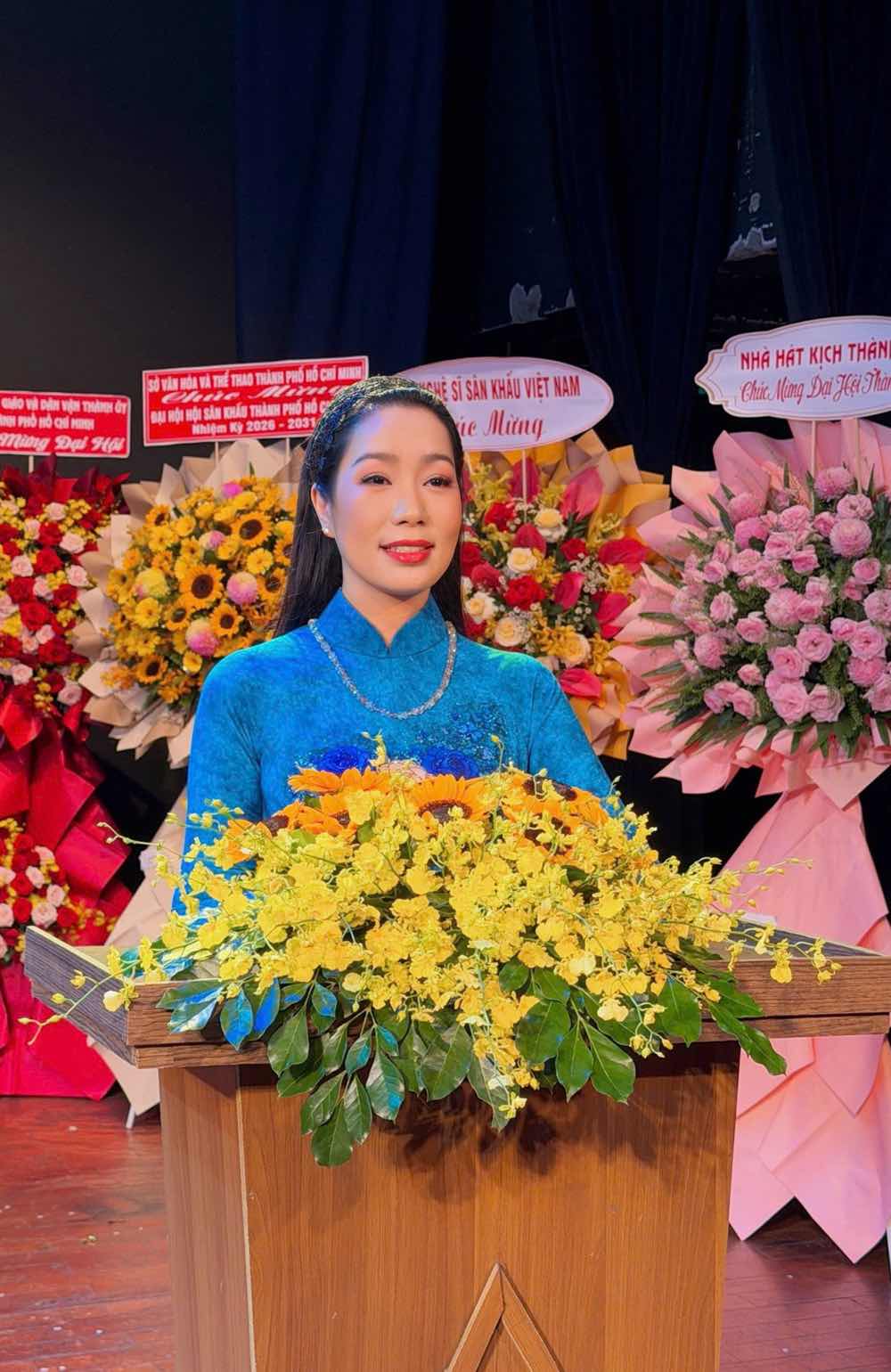 1z.230.NSND-trinh-kim-chi-dac-cu-chu-tich-hoi-san-khau-tphcm-truyen-thong-spotlight-vietnam-1