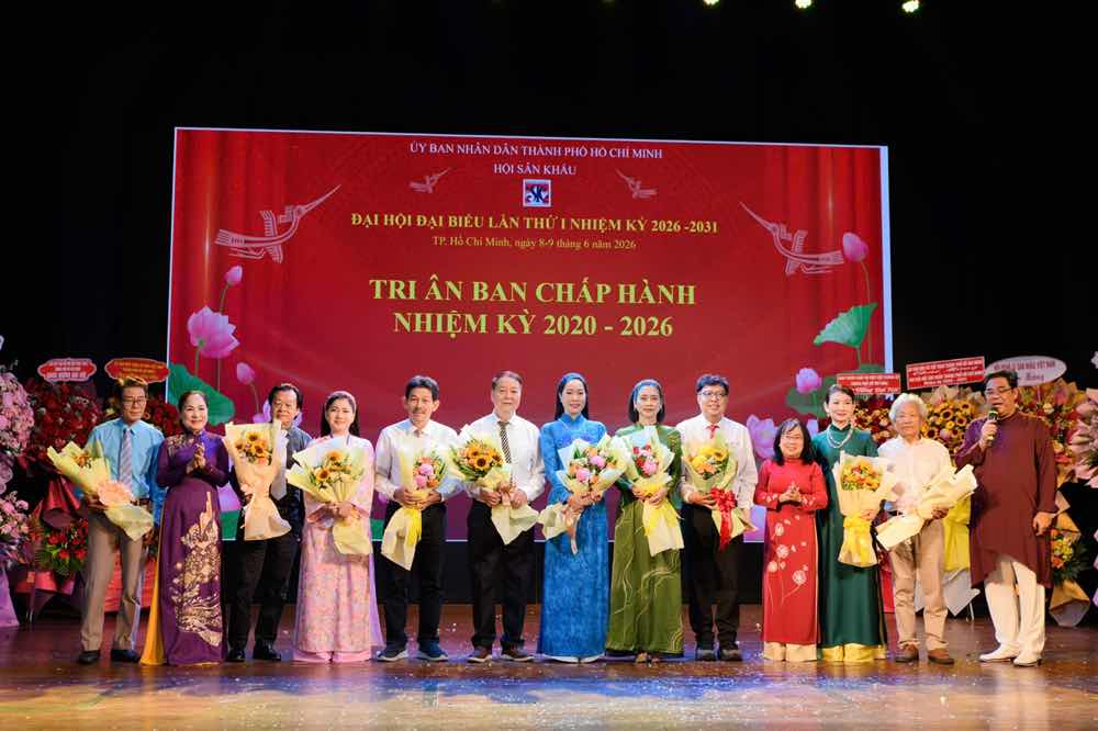 1z.230.NSND-trinh-kim-chi-dac-cu-chu-tich-hoi-san-khau-tphcm-truyen-thong-spotlight-vietnam-10