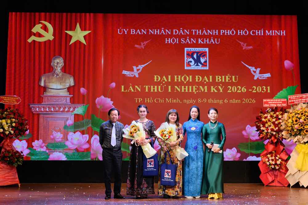 1z.230.NSND-trinh-kim-chi-dac-cu-chu-tich-hoi-san-khau-tphcm-truyen-thong-spotlight-vietnam-5