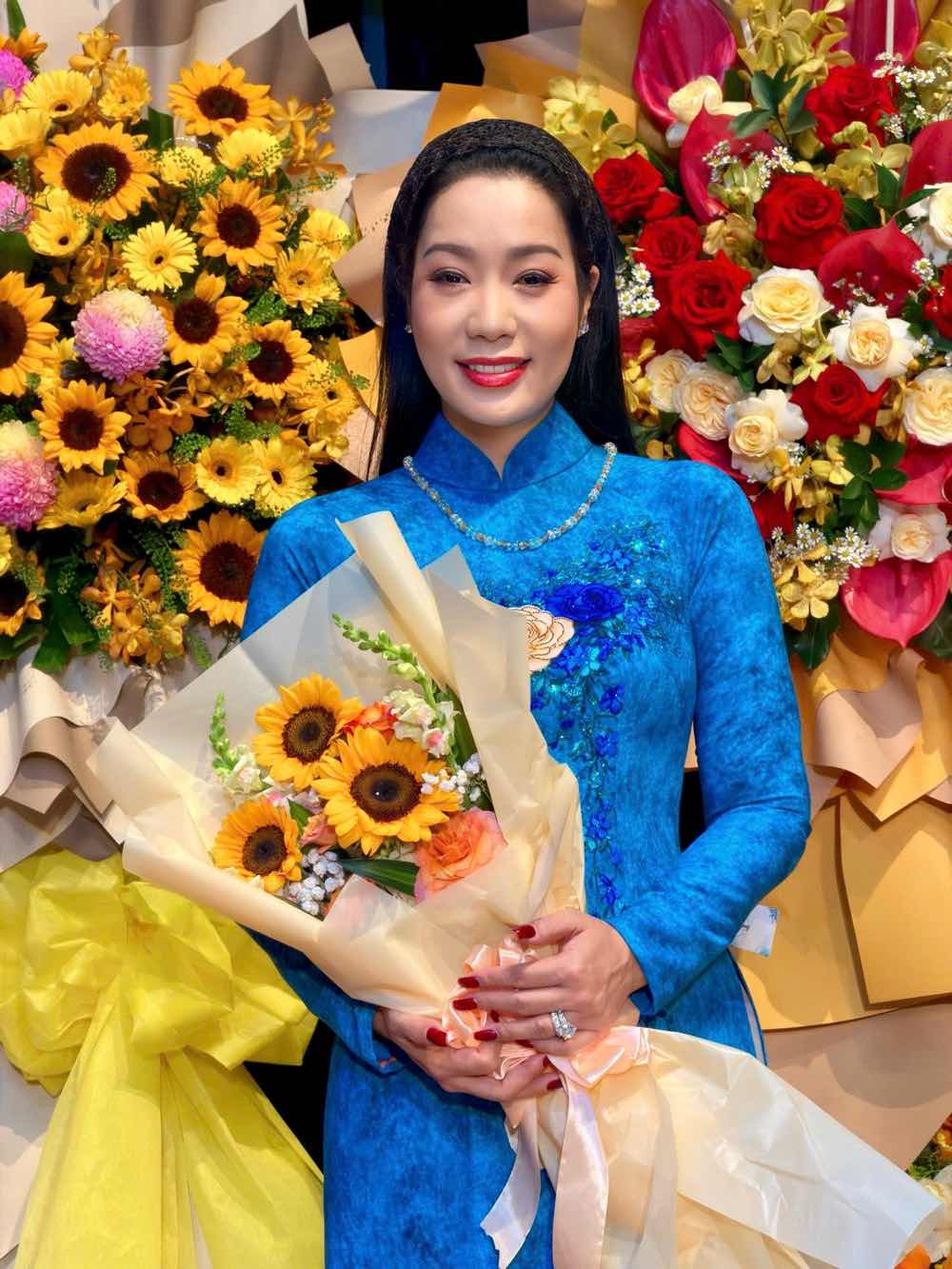 1z.230.NSND-trinh-kim-chi-dac-cu-chu-tich-hoi-san-khau-tphcm-truyen-thong-spotlight-vietnam-7