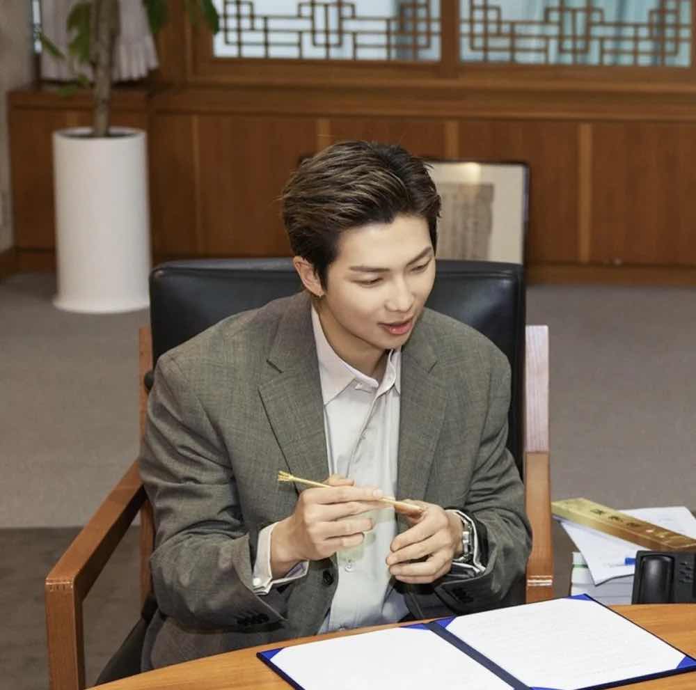 RM-kim-nam-joon-truyen-thong-spotlight-viet-nam
