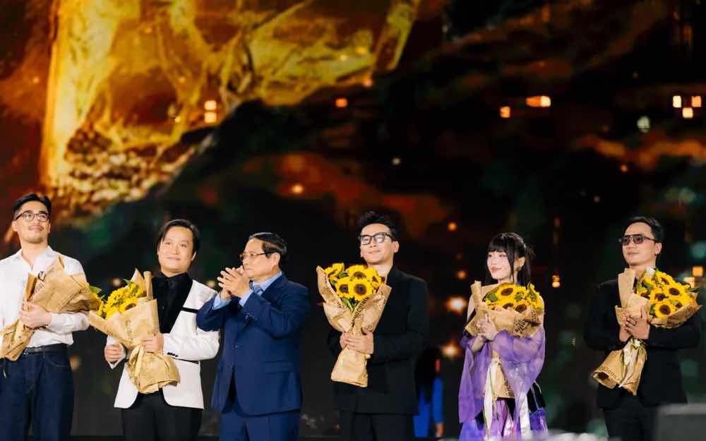 1z.804.han-sara-jungkook-bts-hooligan2