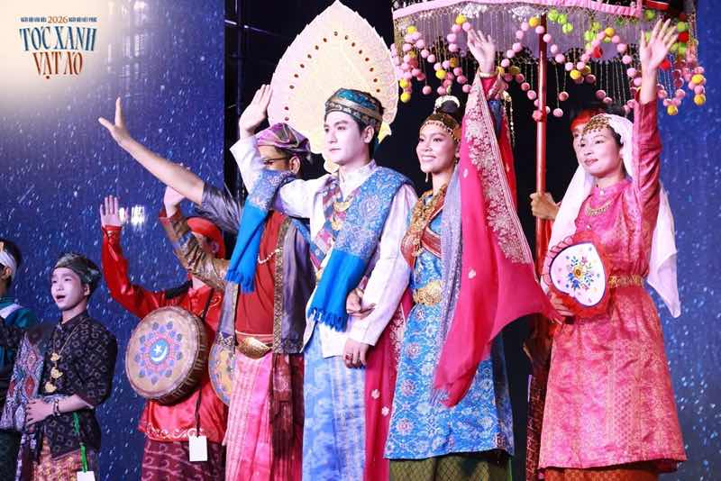 1z.858.toc-xanh-vat-ao-2026-truyen-thong-spotlight-vietnam-43