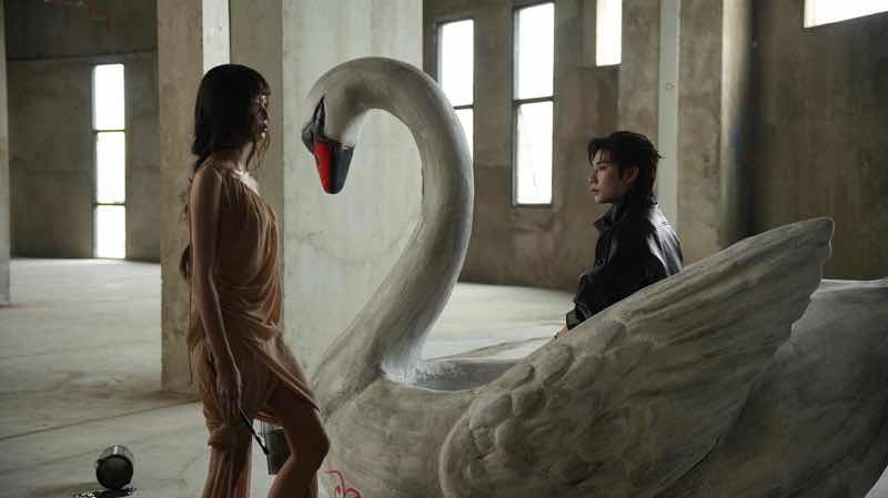 1z.869.Hinh anh nhan vat nu khong đinh danh xuat hien trong MV tuong trung cho phan tam hon can đuoc nang niu va ton trong