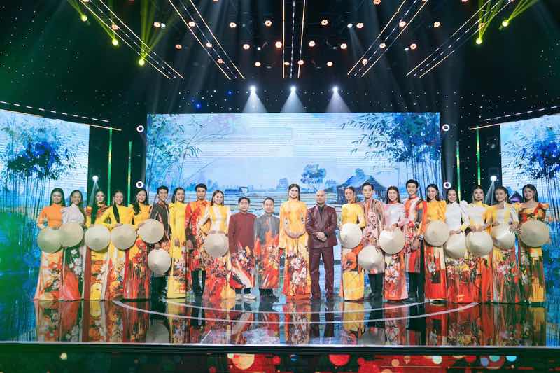 1z.880.Miss Charm va cac nguoi mau