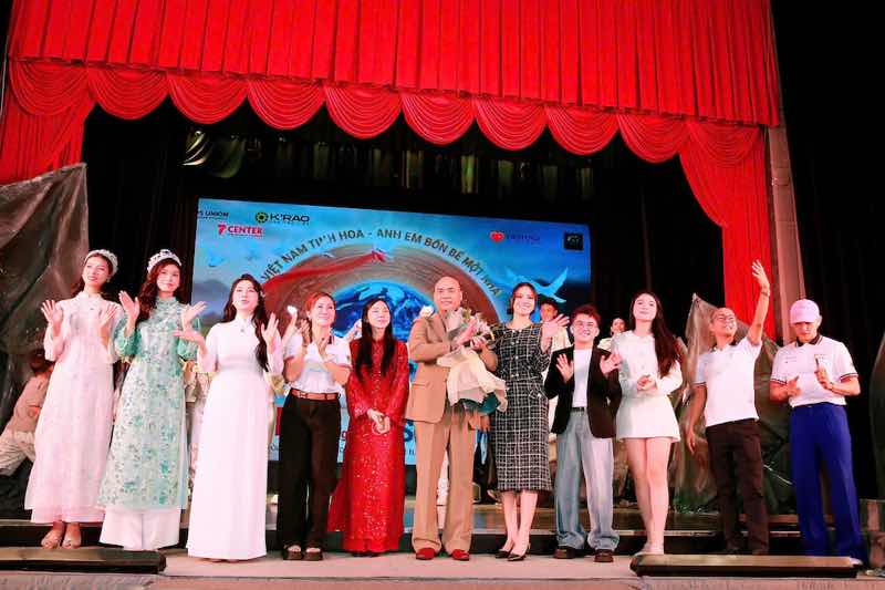 1z.880.viet-nam-tinh-hoa-anh-em-bon-be-mot-nha-1