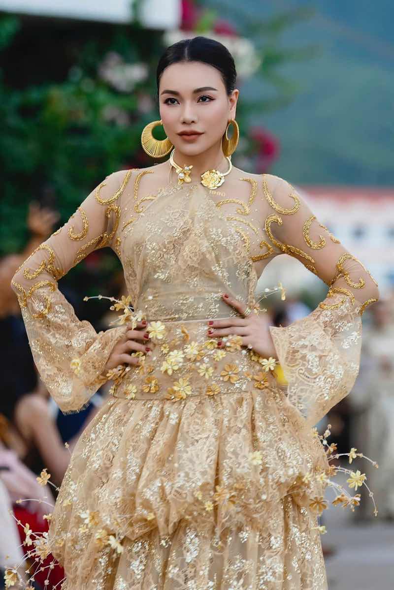 1z.893.Tra ngoc hangviet-nam-tinh-hoa-anh-em-bon-be-mot-nha-truyen-thong-spotlight-vietnam-