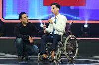 Quyền Linh quyết định tặng 20 chiếc xe lăn cho ch&agrave;ng trai bị liệt