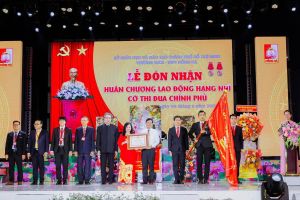 Trường THCS - THPT Hồng Hà đón nhận Huân chương Lao động hạng Nhì