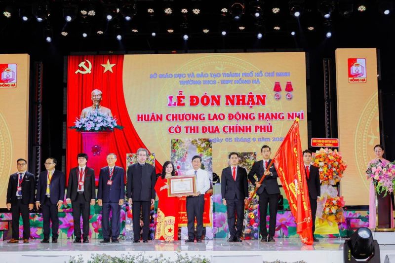 Trường THCS - THPT Hồng Hà đón nhận Huân chương Lao động hạng Nhì