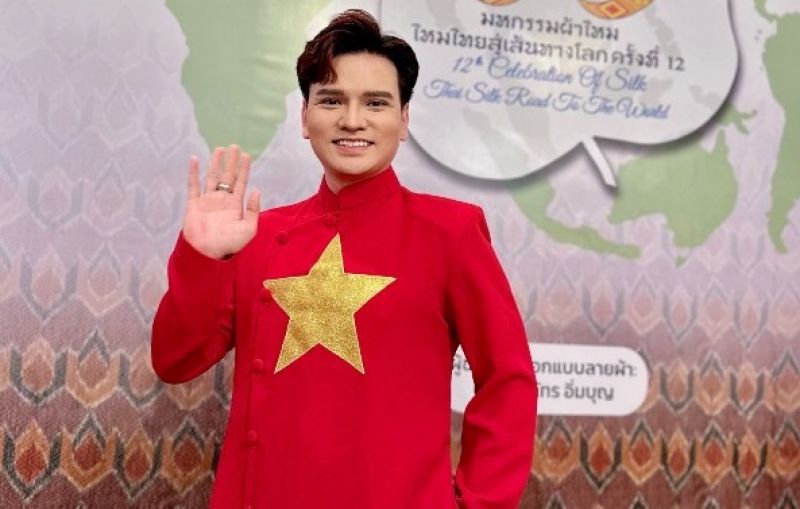 MC Phạm Trường Giang mặc áo dài bản đồ Việt Nam dẫn "Tuần lễ thời trang lụa Thái quốc tế 2022"