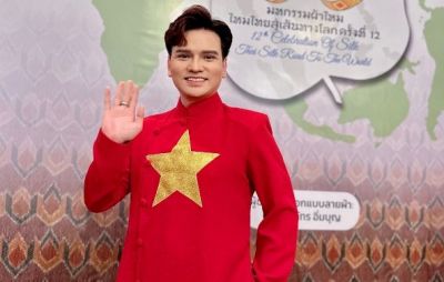 MC Phạm Trường Giang mặc áo dài bản đồ Việt Nam dẫn &quot;Tuần lễ thời trang lụa Thái quốc tế 2022&quot;