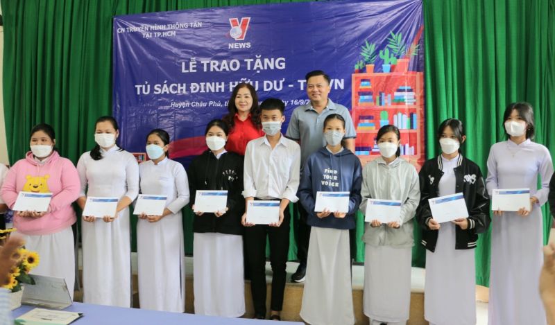 Truyền hình Thông tấn tặng “Tủ sách Đinh Hữu Dư” cho học sinh vùng khó khăn của tỉnh An Giang