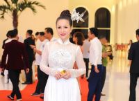 Diện &aacute;o d&agrave;i trắng tinh kh&ocirc;i, tr&acirc;m c&agrave;i uy quyền như Hoa hậu L&ecirc; Thanh Th&uacute;y