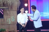 Cẩm Ly, Quyền Linh &ldquo;đua&rdquo; nhau tặng tiền cho nam điều dưỡng xử l&yacute; tử thi