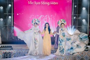 NTK Cao Thu V&acirc;n mang &ldquo;Hương m&ugrave;a hạ&rdquo; th&ecirc;u tay tỏa s&aacute;ng tại Lễ hội &Aacute;o d&agrave;i Đ&agrave; Nẵng 2026