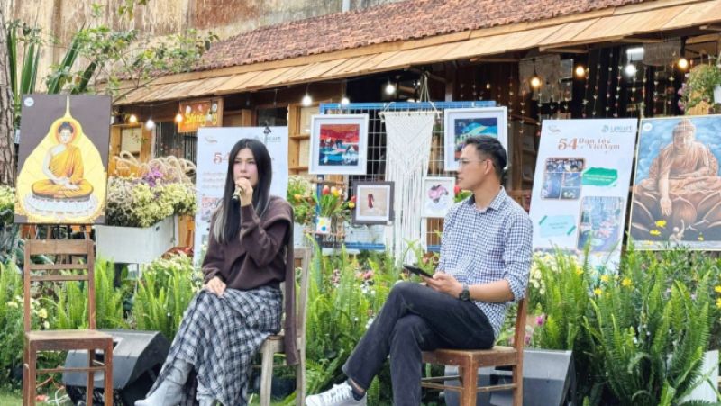 NỮ CA SĨ PHÚC ANH NGHẸN NGÀO KHI THEO DÕI CÁC BẠN TRẺ KHIẾM THÍNH TRÌNH DIỄN “54 DÂN TỘC VIỆT NAM” BẰNG NGÔN NGỮ CƠ THỂ