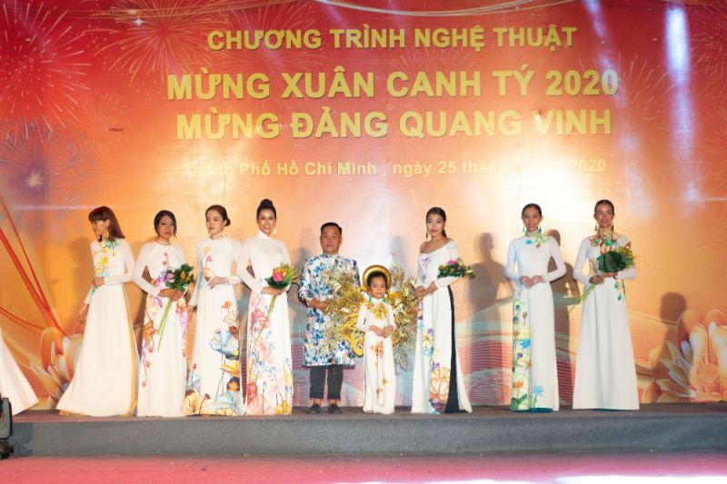 Áo dài của NTK Việt Hùng về với hàng ngàn người dân Quận 12- TPHCM ngay trong đêm 1 Tết