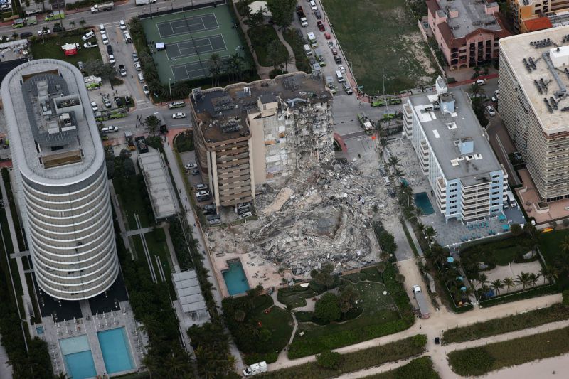 Bi kịch tại Miami, Mỹ - Một chung cư đổ sập trong đêm, gần 100 người mất tích!