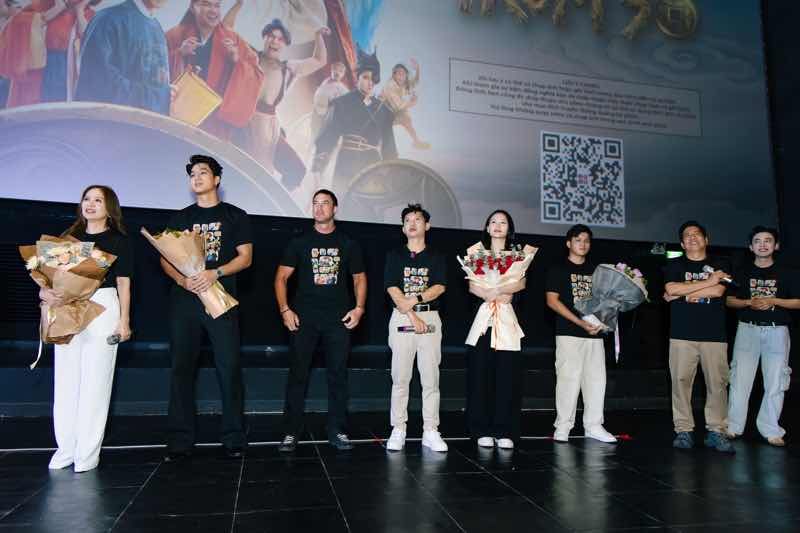 Ngọc Trai v&agrave; Tam Triều D&acirc;ng &ldquo;chiều fan&rdquo; với m&agrave;n m&uacute;a Ấn Độ ngay tr&ecirc;n s&acirc;n khấu cinetour &ldquo;Tr&ugrave;m S&ograve;&rdquo;