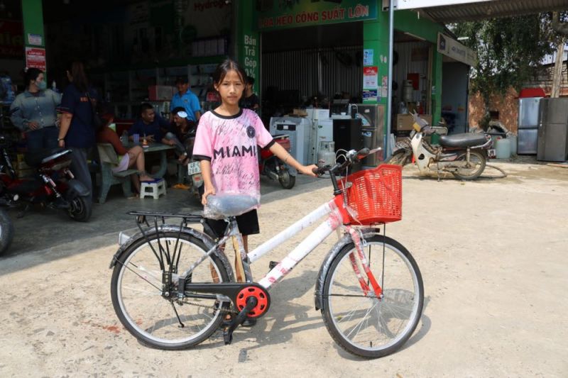 MC Quyền Linh giữ lời hứa, xây nhà mới, mua tặng xe đạp cho em nhỏ mồ côi cha