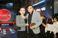 Diễn vi&ecirc;n - Đạo diễn Ho&agrave;ng Ph&uacute;c dẫn vợ trẻ Uy&ecirc;n Phương đi xem phim