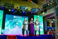 M&atilde;n nh&atilde;n BST &Aacute;o d&agrave;i thổ cẩm của NTK Việt H&ugrave;ng tr&ecirc;n S&acirc;n khấu trường Đại học HUTECH