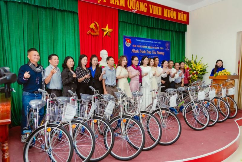 Cuộc thi Hoa hậu Doanh nhân Châu Á 2024 trao tặng 55 xe đạp cho học sinh ở Ninh Thuận