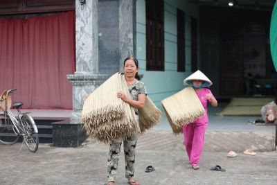 Bách nghệ kỳ thú: MC Hoàng Rapper đưa diễn viên Hải Vót khám phá làng nghề làm chiếu truyền thống ở Cần Đước, Long An