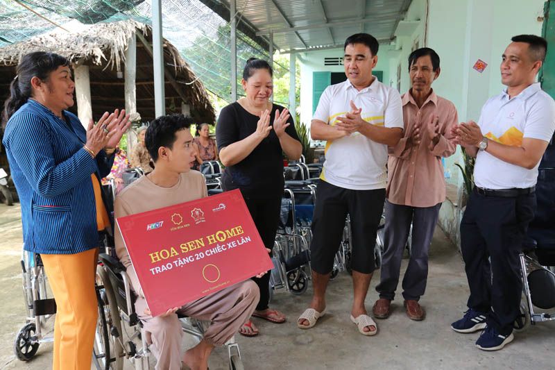 MC Quyền Linh khiến CĐM thích thú khi ngồi xe lăn để test độ bền khi trao 20 chiếc xe cho người khuyết tật
