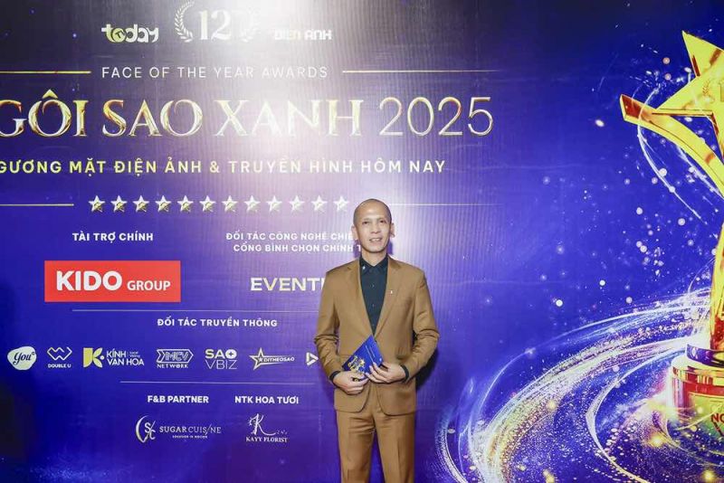 Nghệ sĩ saxophone Minh T&acirc;m B&ugrave;i phong th&aacute;i ri&ecirc;ng  tr&ecirc;n thảm đỏ Giải thưởng Ng&ocirc;i Sao Xanh