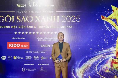 Nghệ sĩ saxophone Minh T&acirc;m B&ugrave;i phong th&aacute;i ri&ecirc;ng  tr&ecirc;n thảm đỏ Giải thưởng Ng&ocirc;i Sao Xanh