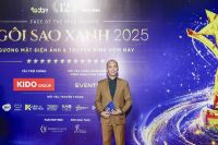 Nghệ sĩ saxophone Minh T&acirc;m B&ugrave;i phong th&aacute;i ri&ecirc;ng  tr&ecirc;n thảm đỏ Giải thưởng Ng&ocirc;i Sao Xanh