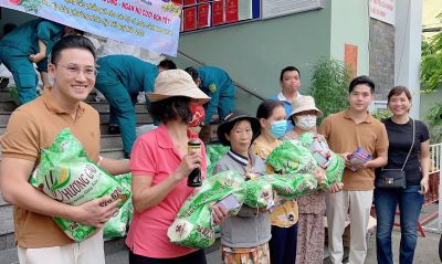 Hà Trí Quang và Thanh Đoàn &#039;&#039;lì xì&#039;&#039; cho bà con nghèo đón Tết Quý Mão