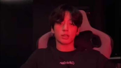 Jungkook (BTS) khiến người hâm mộ thích thú với buổi phát trực tiếp đêm khuya, chia sẻ về thị lực và sự cố kỹ thuật hài hước