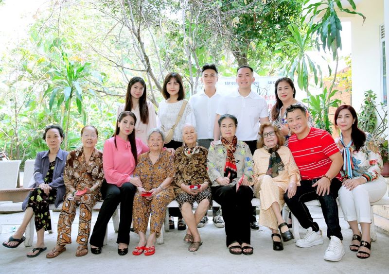 Gia đình diễn viên Lý Hùng, Lý Hương đưa mẹ đi làm thiện nguyện dịp Tết Nguyên Đán