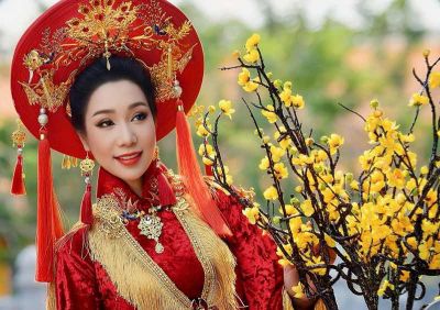 NSND Trịnh Kim Chi h&oacute;a 'n&agrave;ng thơ' trong t&agrave; &aacute;o d&agrave;i đậm sắc xu&acirc;n