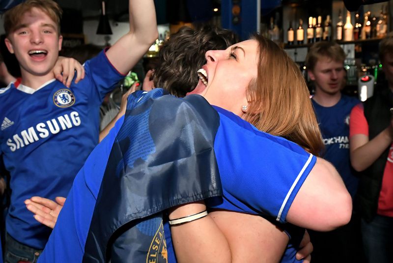 Người hâm mộ Chelsea ở Porto và London mở party ăn mừng sau khi đội bóng của họ đánh bại Manchester City 1-0 trong trận chung kết Champions League