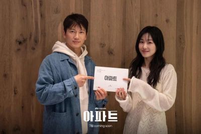 Ji Sung, Ha Yoon Kyung b&ugrave;ng nổ chemistry trong buổi đọc kịch bản phim "Apartment"
