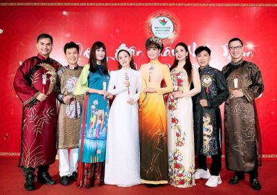 300 nghệ sĩ mừng Giỗ Tổ sân khấu với tà áo dài truyền thống