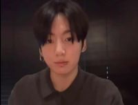 BTS Jungkook gây chú ý vì vòng tay bí ẩn, fan tranh cãi về quyền riêng tư
