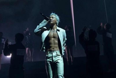 Taeyang tặng hamburger cho người h&acirc;m mộ
