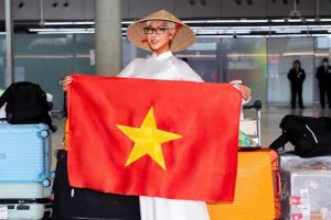 Giữa d&agrave;n th&iacute; sinh quốc tế, V&acirc;n Phạm chọn kể c&acirc;u chuyện Việt Nam bằng &aacute;o d&agrave;i v&agrave; n&oacute;n l&aacute;