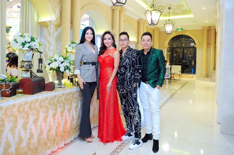 MRS UNIVERSE TRÂM LƯU TỔ CHỨC THANKS PARTY HOÀNH TRÁNG CHUNG VUI CÙNG BẠN BÈ VÀ NGƯỜI THÂN