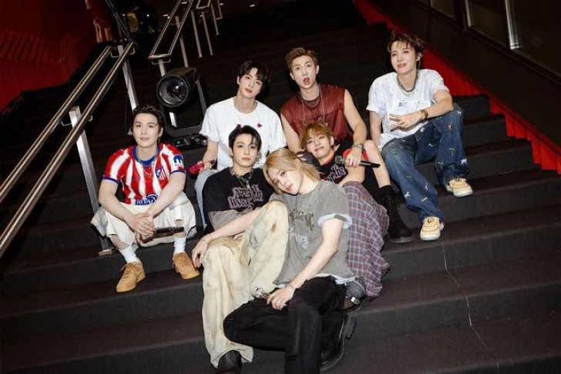 BTS tiếp tục thống trị Billboard, nghệ sĩ HYBE đồng loạt bứt ph&aacute;