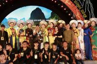 Hoa Hậu Princess Ngọc H&acirc;n khoe vẻ uy quyền trong &Aacute;o d&agrave;i Việt H&ugrave;ng giữa đất Cố đ&ocirc;