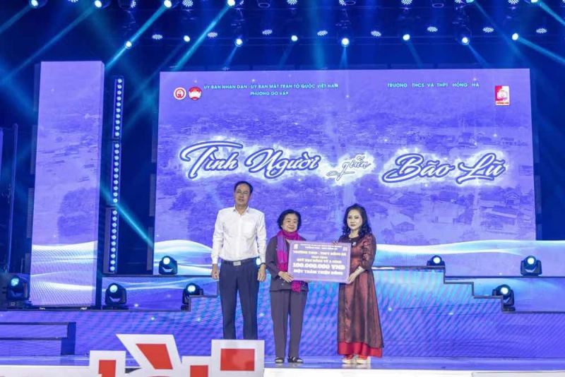 Show “Tình người giữa bão lũ” quyên góp được gần 900 triệu giúp đồng bào miền Trung vượt khó
