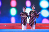Những b&uacute;p sen tỏa hương sắc tr&ecirc;n s&acirc;n chơi Gala Đại sứ &aacute;o d&agrave;i Việt Nam