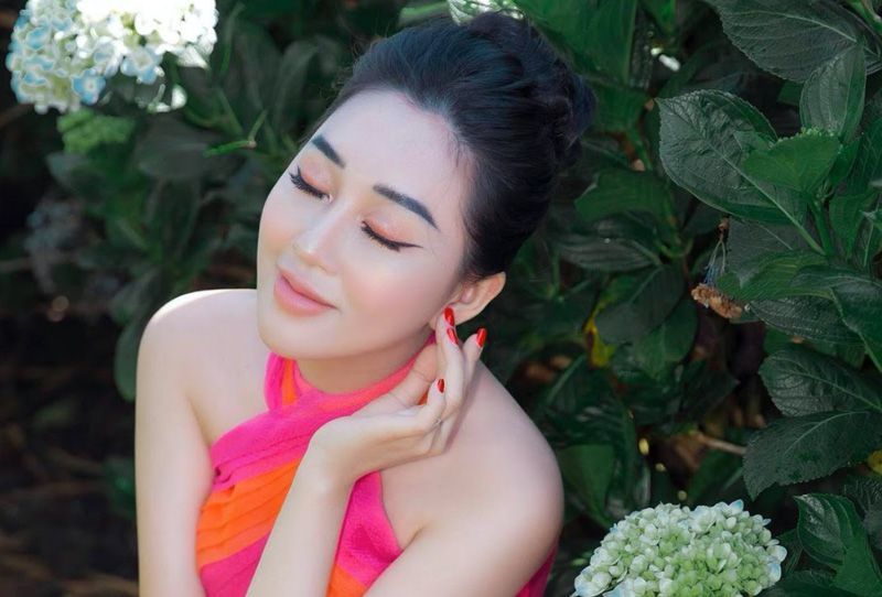 Hoa hậu Huỳnh Thuý Anh đẹp mơ mộng giữa vườn hoa cẩm tú cầu